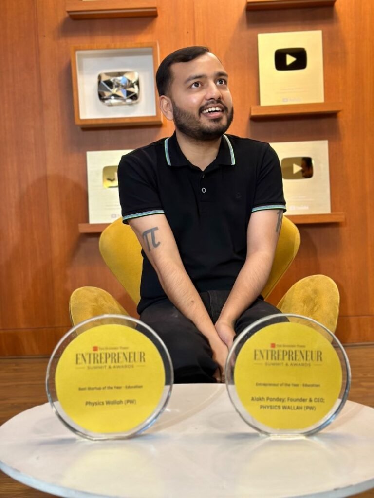 Alakh_Pandey_with_awards_recognizing_Physics_Wallah's_educational_entrepreneurship_achievements